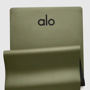 Alo Yoga worrior Mat in jungle green. NWT